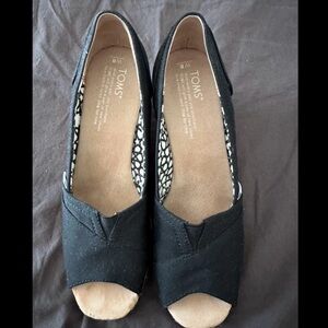🕶️ NWOT TOMS Black Wedges! 🕶️
